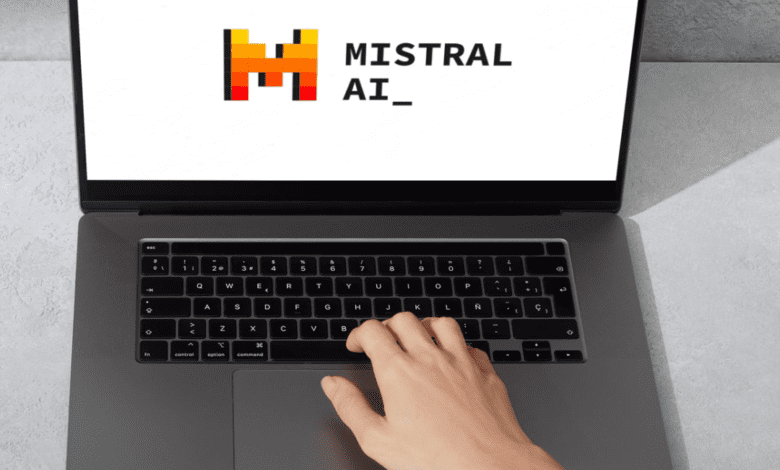 شعار Mistral AI يظهر على شاشة حاسوب محمول، يرمز إلى تطبيق الذكاء الاصطناعي في الهواتف المحمولة والأجهزة المختلفة