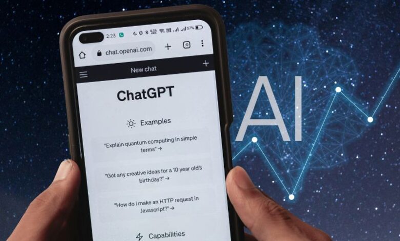 هاتف يعرض واجهة ChatGPT مع خلفية تعرض تصاعدًا تقنيًا يرمز إلى تحسين نتائج ChatGPT