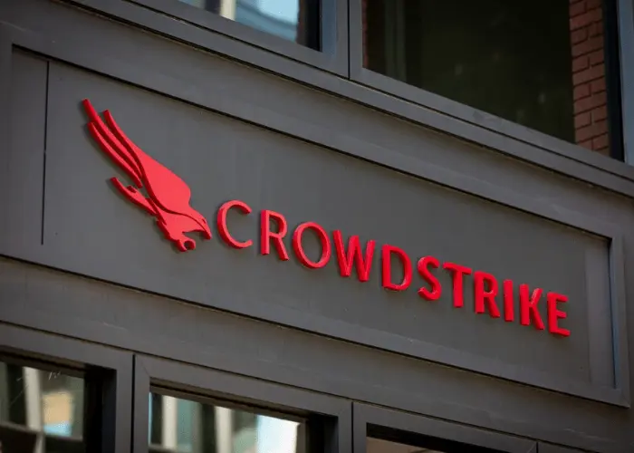 CrowdStrike تُسرّح 500 موظفًا بعد الانقطاع العالمي وتُراهن على الذكاء الاصطناعي